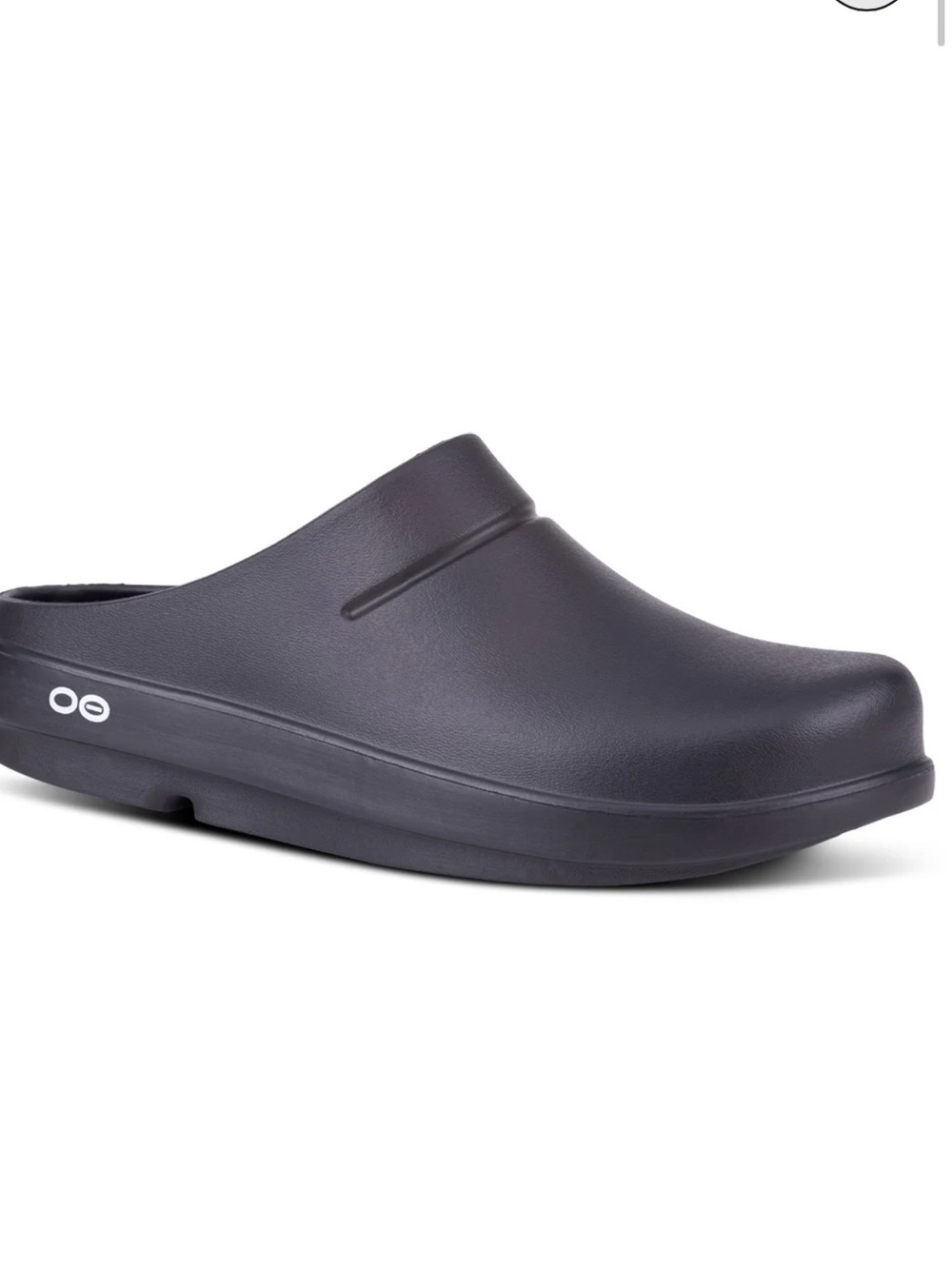 OOFOS Women's Oocloog Slip-On Clog in black size 8 women’s/size 6 men’s